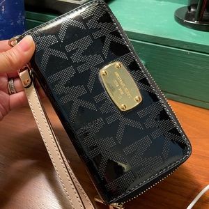 Michael Kors Jet Set Travel Continental Zip Around Wallet/Wristlet Patented Leat